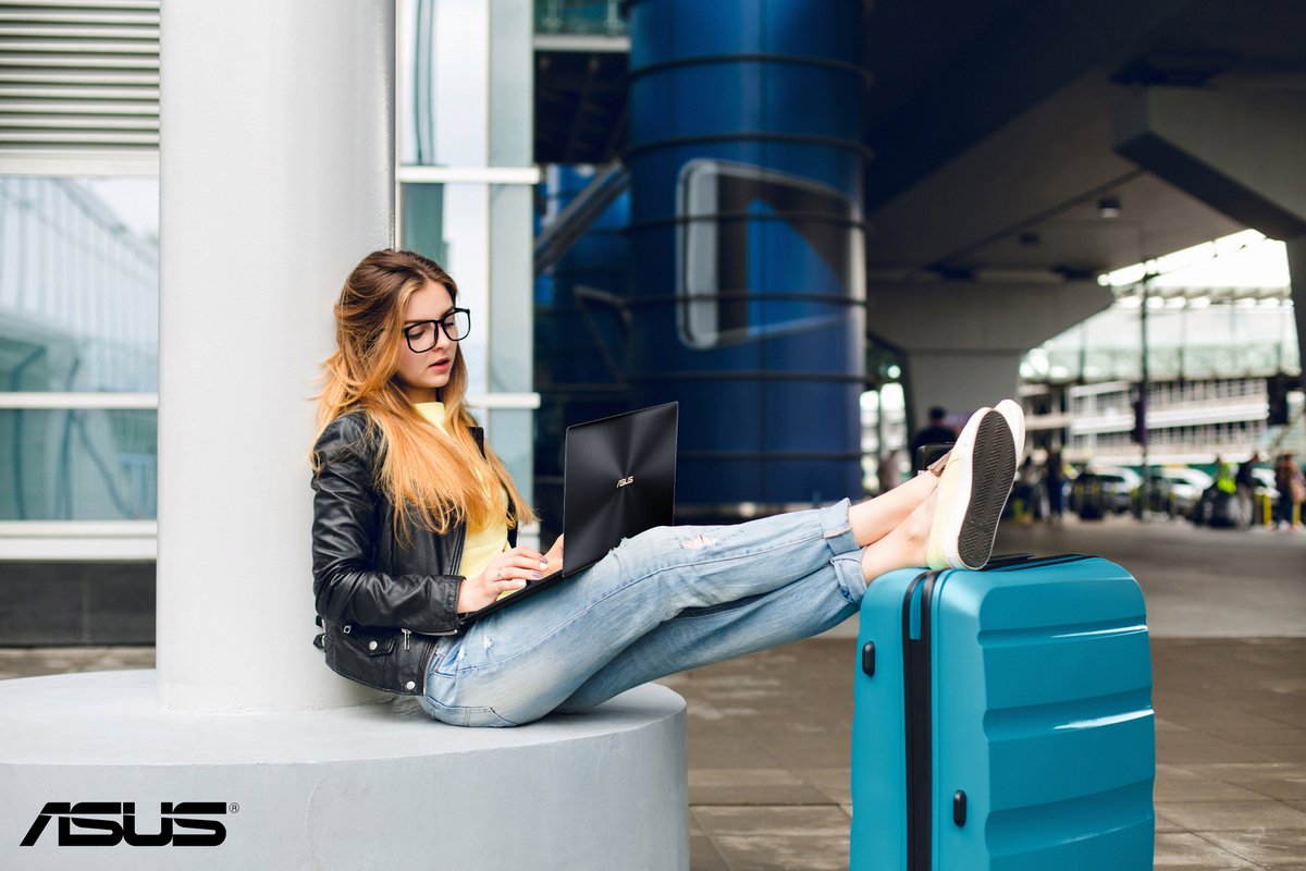 ASUS_za's tweet photo. Travel light this December 🍃😄

#ZenBookS #UX391 https://t.co/TiaMRi8cv6