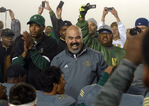 Another football coaching bombshell as Raul Lara confirms he's stepped down at Warren. Lara won five CIF-SS championships at Long Beach Poly before taking the Bears position

the562.org/2018/12/13/foo…