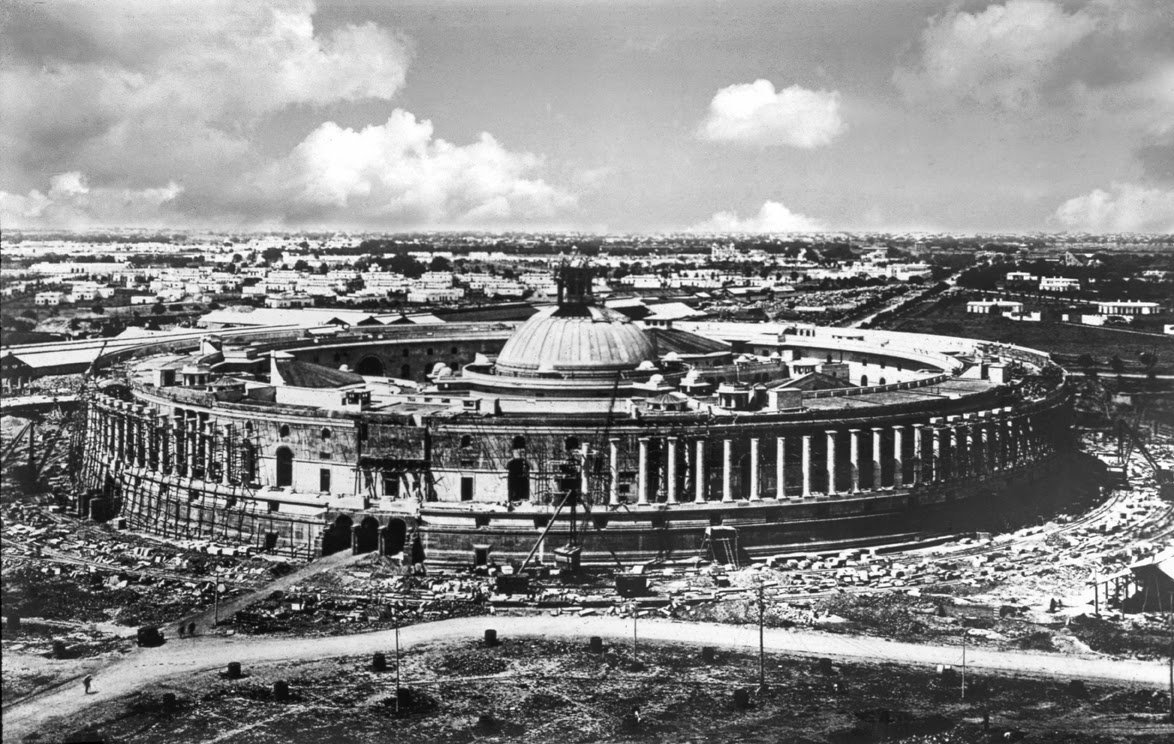 IndiaHistorypic's tweet photo. 1920s :: Indian Parliament ( Council House) Under Construction 

(Photo - @RoliBooks ) https://t.co/c0iM7XX0WG