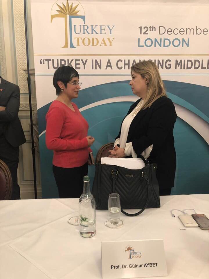 AysegulDogan46's tweet photo. #turkeytoday panellerinin dördüncüsü Londra’da gerçekleşti. “Değişen Ortadoğu’da Türkiye” başlığı altında Cumhurbaşkanımızın Başdanışmanı Prof. Dr. Gülnur Aybet ve Prof. Dr. Hasan Basri Yalçın'ın konuşmaları büyük ilgiyle takip edildi. 🇹🇷🇹🇷🇹🇷 @tcbestepe @iletisim https://t.co/rcYpWt3ZXx