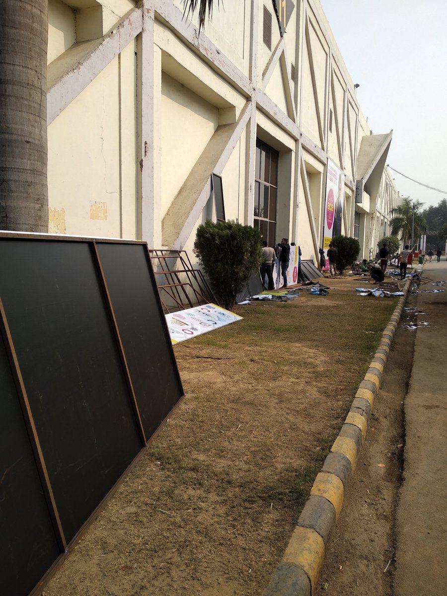 DeepuaKahin's tweet image. Exhibition is on for visitors and they are still on construction mode 

#AcewithAmitabh