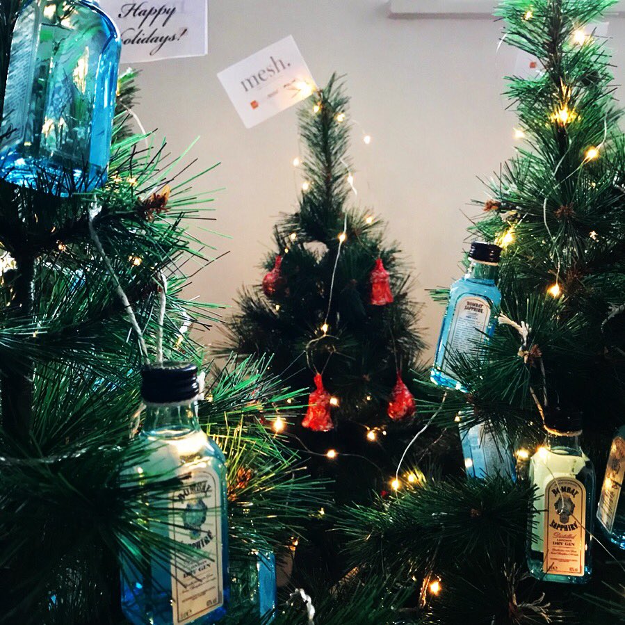 Meshlightinguk's tweet image. Santa Claus is coming... hoping to make some clients happy today. ♥️🎁🍸 #vodelighting #technilum #filixlighting #ginforchristmas #bombaysapphire