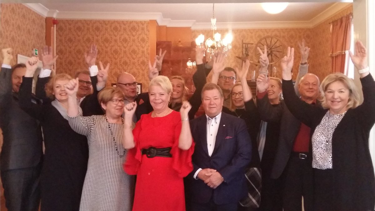 Kauppakamarien ykkönen! Etelä-Karjalan kauppakamarin hallitus tuulettaa ja kiittää jäsenistöään valinnasta Suomen parhaaksi kauppakamariksi 2018. Yhdessä yritysten puolesta! <a href="/ekkauppakamari/">Etelä-Karjalan kauppakamari</a> #kauppakamari