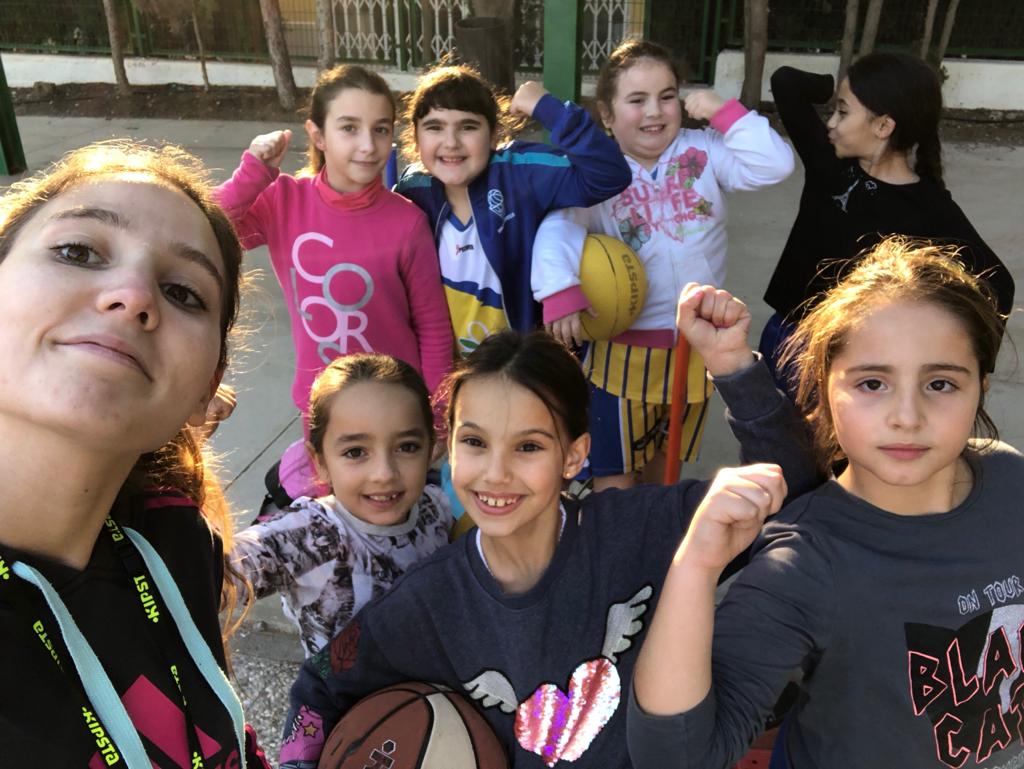 cblamojonera's tweet photo. Nuestro premini femenino del Viso estrenan la equipacion de esta temporada. Agradecer a nuestro patrocinador #Ferva por su colaboración.
Las jugadoras de @BelenMacias6 y @MineDomingo siguen trabajando para poder disfrutar de la liga #valorcesto @AlmeriaFAB https://t.co/d7mSZmgBqO