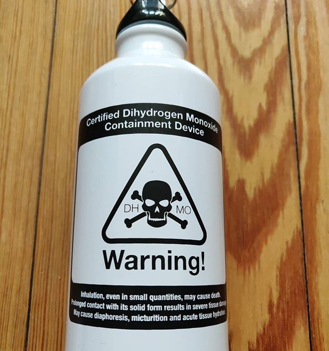 Shadowelf's tweet photo. Heute in meinem #Adventskalender: Eine Trinkflasche für Dihydrogenmonoxid #DHMO #Geekcalendar #GeekStuff #Warnung #Nerdstuff #H2O #Dihydrogenmonoxid #Trinkflasche #GeekKalender https://t.co/tsOZcaZ3d4 https://t.co/svtaQtwLnH