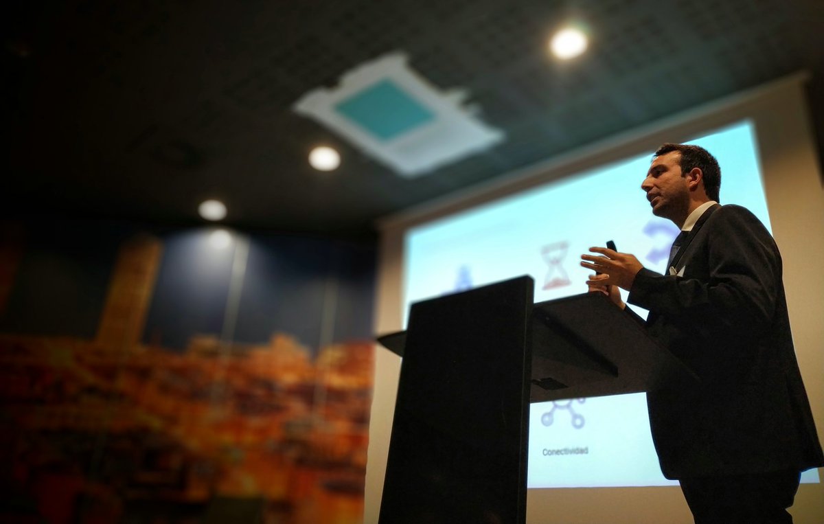 CEAMmetal's tweet photo. Cristian Massager, director de @ITKsuite, nos explica cómo la logística puede aprovechar la #digitalización para conectar a todos los actores y ganar en eficiencia de una manera que no sería posible de maneras tradicionales. Ponencia dentro de la Jornada #productividad @CEAMmetal https://t.co/nKZE1f5Jd2