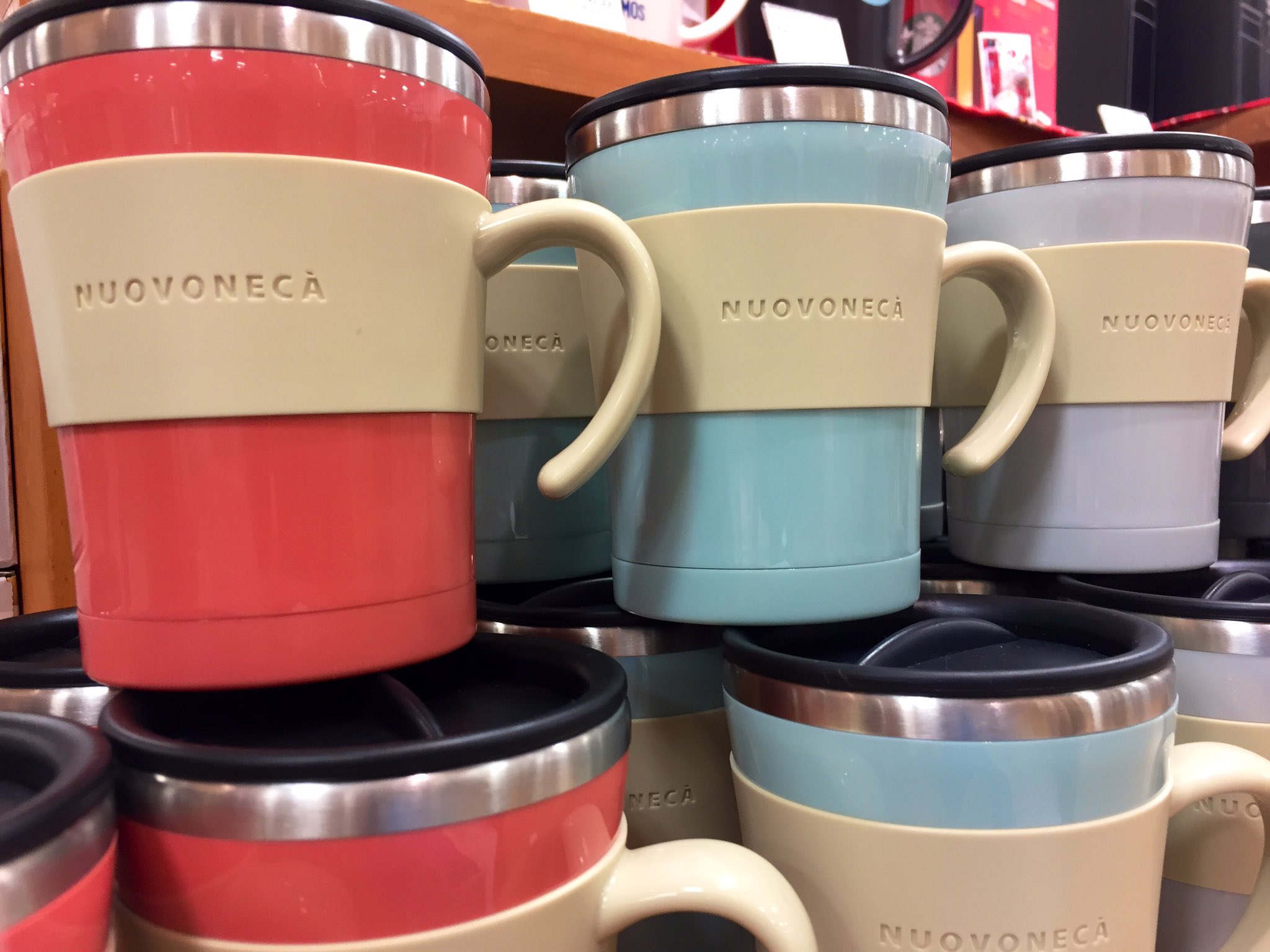 京都ロフト 保温マグカップ オフィスで使ったりギフトにと人気 ヌーバネッサはカラーやデザインも豊富 サーモスは350 の容量でたっぷり飲めて 食洗機対応で便利 どちらも温かさが長持ちするので 冬に活躍 重宝します ヌーバネッサマグカップ各