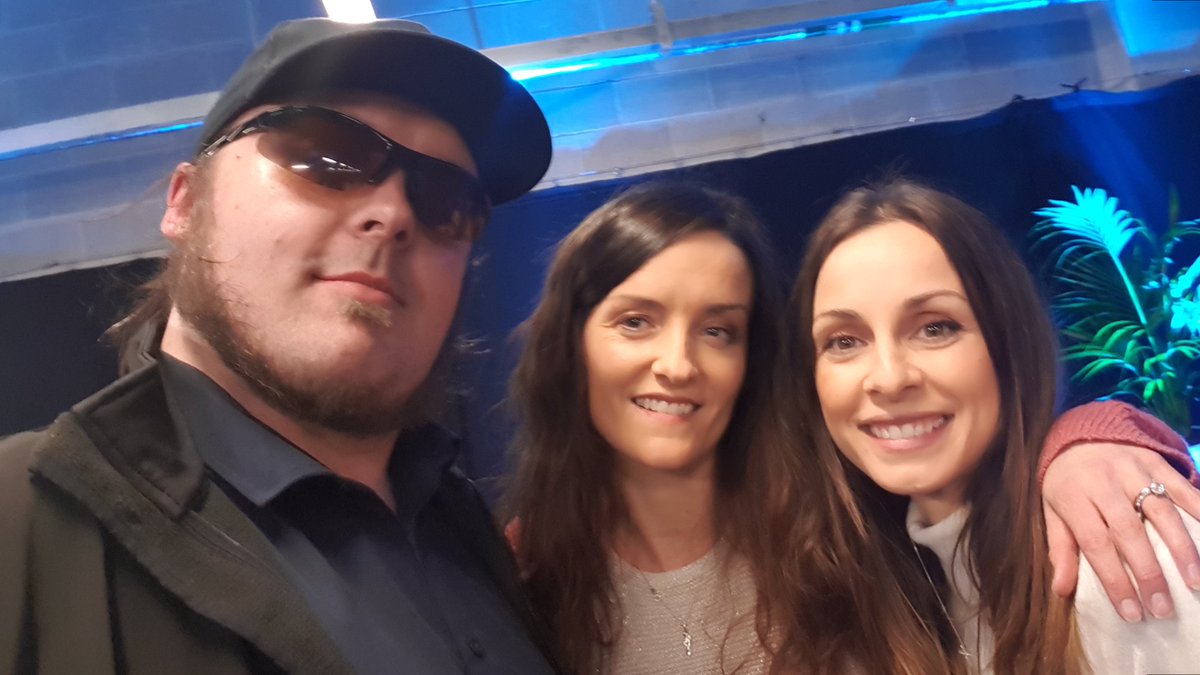 BAndrew_85's tweet photo. #ThrowbackThursday well @Keavylynch @lindsayarmaou.. they say lightning usually doesn't strike twice.. in this case tho I ain't complaining lol #DecemberSelfies #BigChristmasReunion #Stepback90s #Sheffield #Liverpool #5Years #Birthday ππ΅πποΈπ https://t.co/HAojRqNeLf