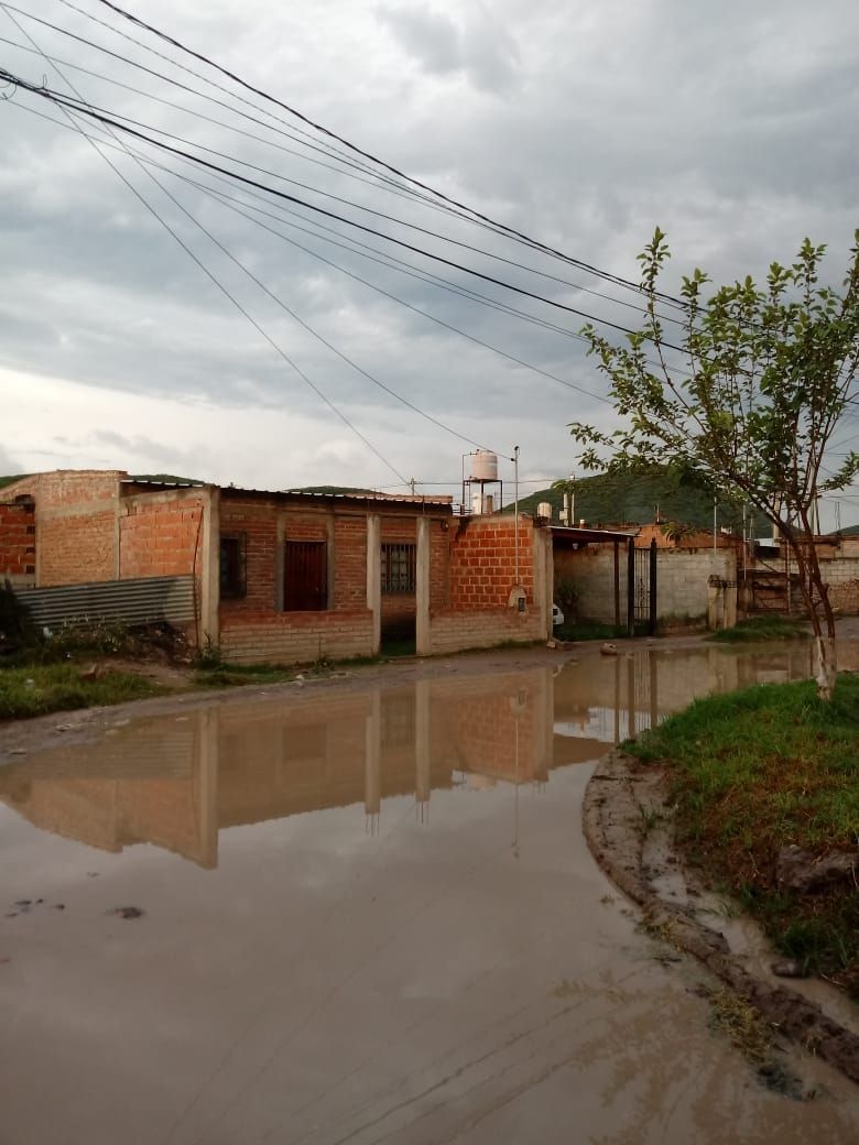 TECHOarg's tweet photo. #Salta en el Barrio La Cerámica ayer la lluvia llegó a la ciudad después de una intensa jornada de calor, pero para los vecinos esto no es un alivio. La lluvia significa no poder salir de casa porque las calles están intransitables. https://t.co/FmdMeNm8DY