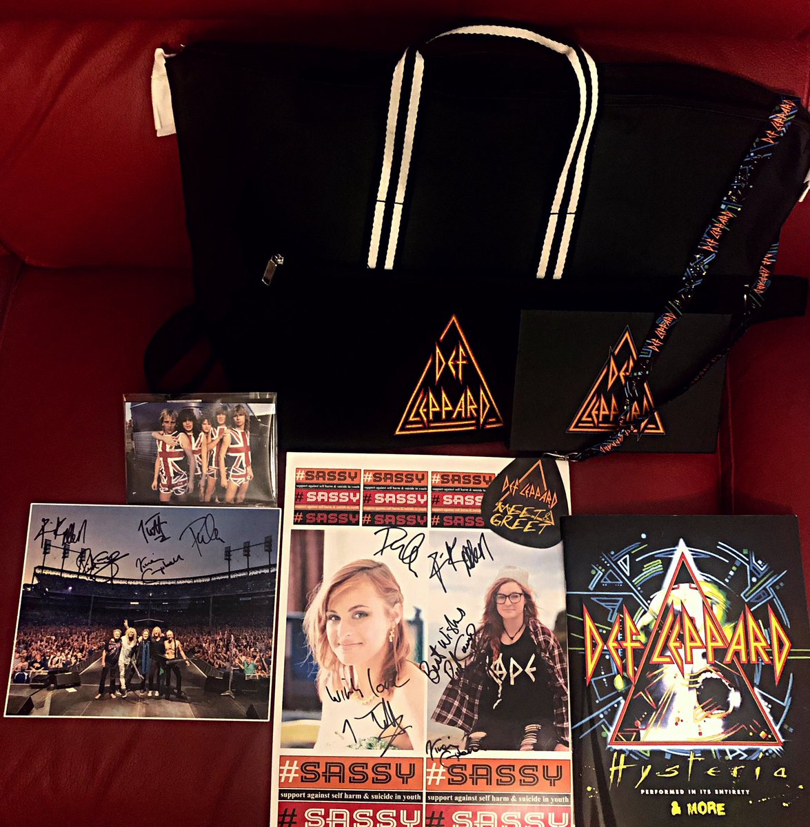 adrianderby's tweet photo. A GIGANTIC THANK YOU to Val, the back stage team & the boys themselves @DefLeppard for personally signing Julia’s #SASSY poster @TheJDCampaign & the goodie bag. See you in Liverpool! 🤟🏻👊🏻😈☠️ #TRUEGENTS #TRUELEGENDS #ManchesterArena @GarySkent @ashtonsims26 https://t.co/tfmHjVCWcs