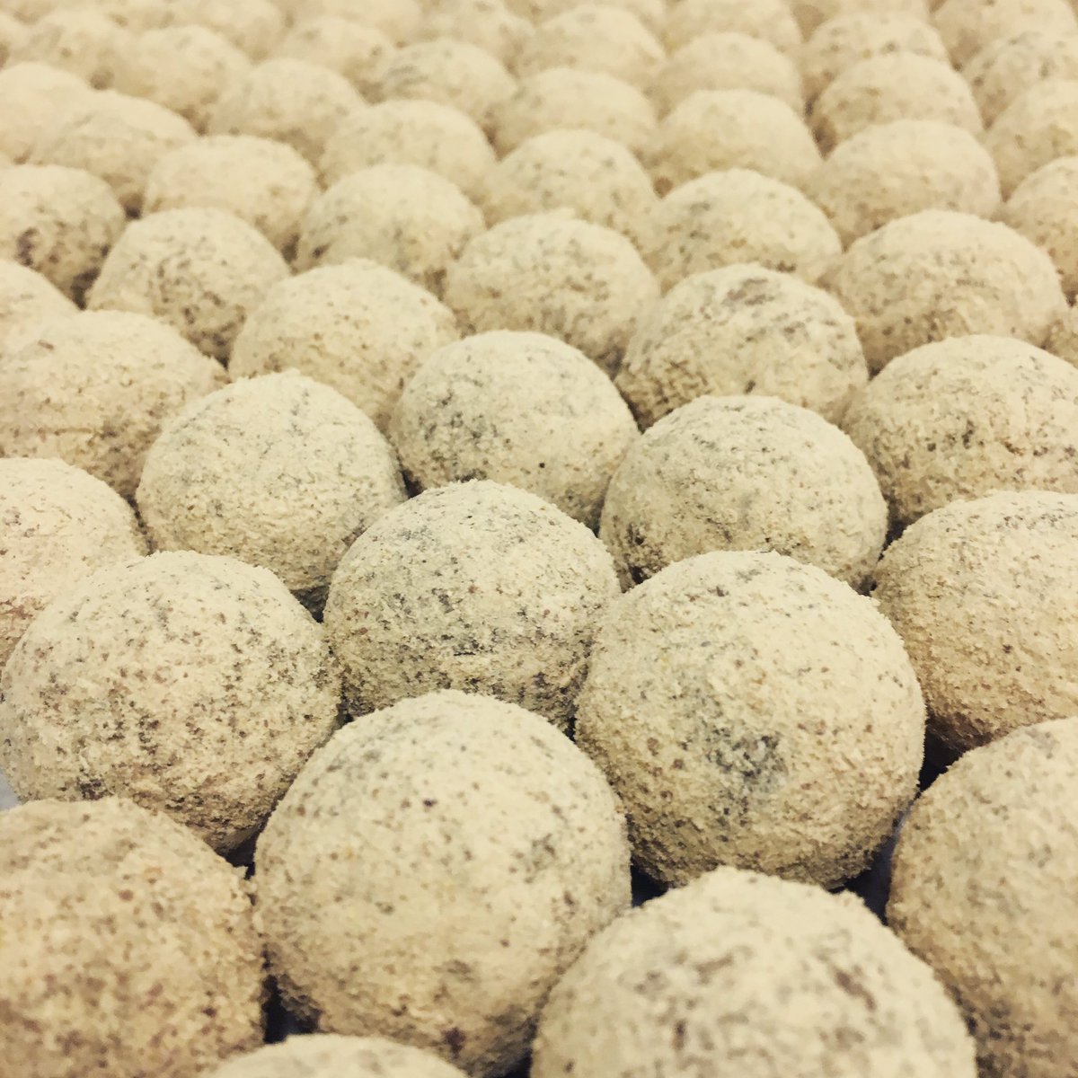 Nuestras clásicas Bolas de Navidad MF siempre son un éxito! Trufas rellenas de turron Jijona, bañadas en chocolate con leche y rebozadas en polvorón se fusionan creando ese “sabor a Navidad” imperecedero de nuestro país. No te quedes sin probarlas! 🎄🎄🎄