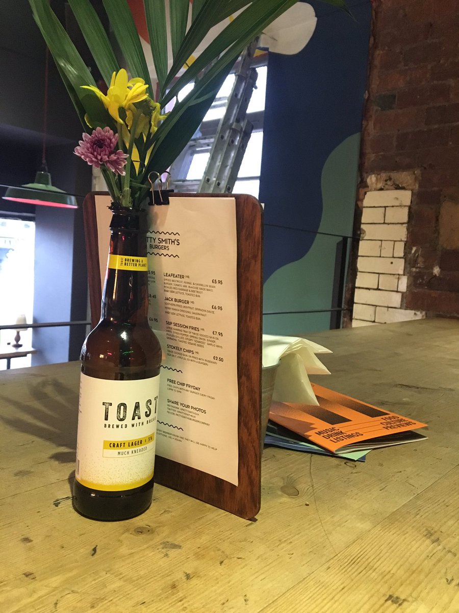 TheKryel's tweet photo. From 🌾➡️🍞➡️surplus🥖crust ➡️@ToastAle Craft🍺➡️🌷vase ➡️🕯holder♻️♻️@Belgrave_Leeds and @MarchadorTacos gets it❗️#upcycling #buysocial #foodwastecharity #veganbeer #Leeds #StopFoodWaste #madeinyorkshire #RaiseAToast https://t.co/oEDLm3oYIW
