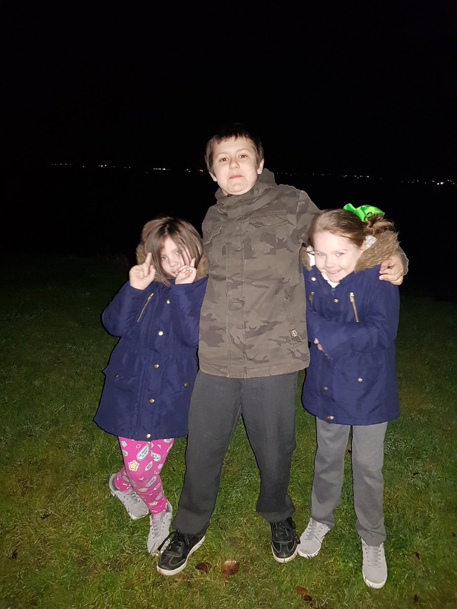 SpokesCharlene's tweet photo. Abigail, Imogen &amp; Ryan went to Willerby to see Christmas lights last night. Hessle &amp; Cott. Leg stretch at hessle foreshaw 👌. 
@TPATigers @TheParksAcademy Mr M, teach Ryan how long the bridge is? He seems to think it's 1000cm's 😂 https://t.co/Chmxb5Td51