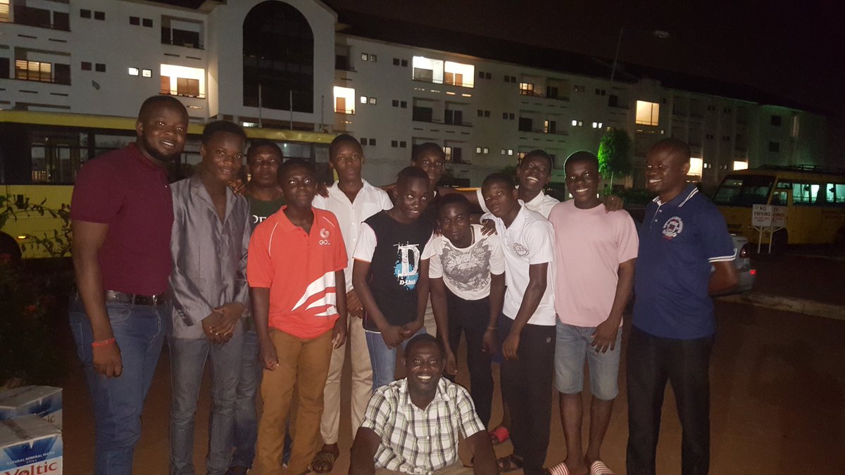 JaposaOfficial's tweet photo. At the eve of @NSMQGhana competition, Old students presenting some small pleasantries to section of the quiz contestants on Legon campus during 2017 National Science and Maths Quiz. https://t.co/dYsc1yVmXd