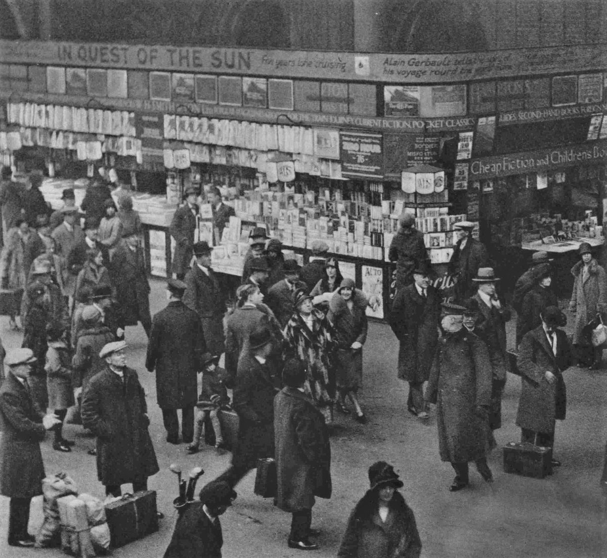 DuSItLFWkAEWxC3 - London rail stations&#039; bygone Xmases