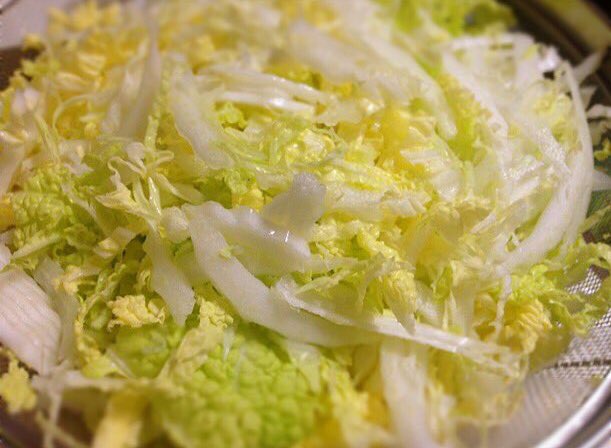 ore825's tweet image. 最初のレシピ本で一番絶賛の声があがった

「やみつき白菜コールスロー」

白菜400gを細めの千切りにしザルにあけ、塩小さじ1を和えて数分おき、水分を良く絞る

炒めたベーコン40gマヨ40g白だし小さじ1強、すりゴマ小さじ2おろしニンニク半片、塩胡椒で和える

中毒性抜群！多分一瞬でなくなります