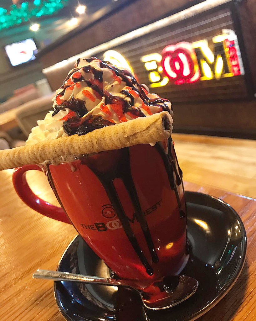 theboomrest's tweet photo. Bu soğuk kış günlerinde içini ısıtacak tatlı bir molaya ne dersin⁉️ Kendini şımartmak istiyorsan bol kreması ve çilek sosuyla Sıcak Çikolata The Boom Rest barında.🍫☕ 
#CilekliSicakCikolata #TheBoomRest #sicakcikolata #hotchocolate #tatli #dessert #yummy #tasty #delicious #izmir https://t.co/UMkcup8BS8