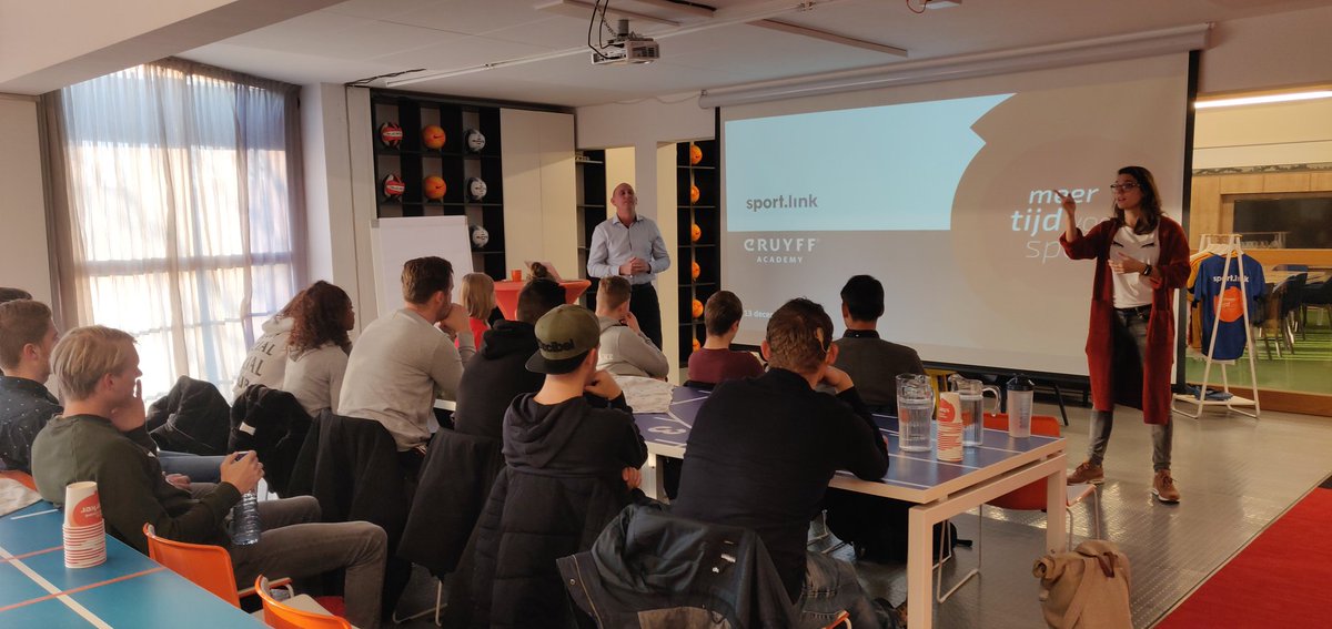 Studenten <a href="/JCA_Amsterdam/">JCA_Amsterdam</a> "Minor Marketing Management van de Sport" op bezoek bij <a href="/Sportlink_NL/">Sportlink</a>,  aandachig luisterend naar  Directeur Wilfred de Rooij.