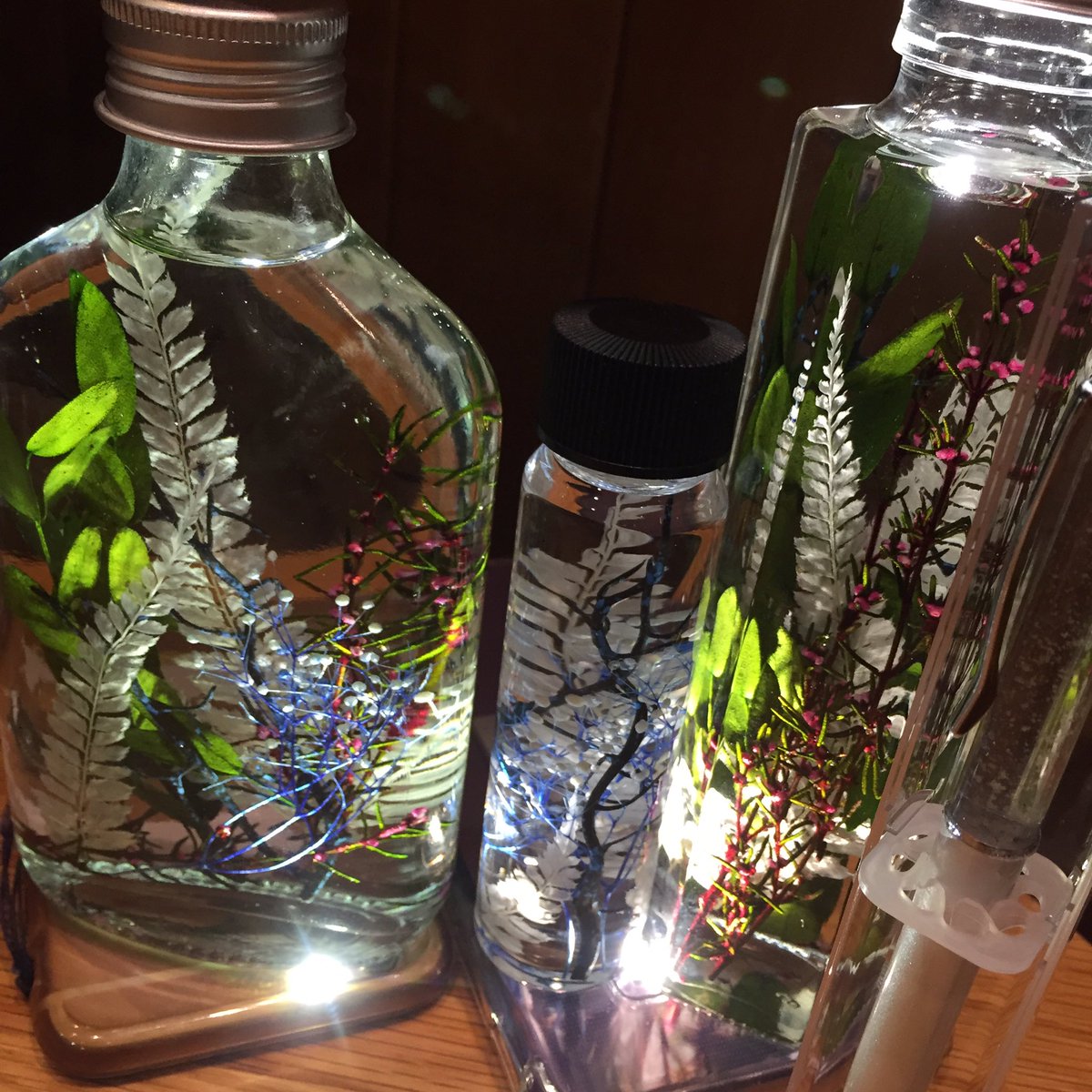 친구들과 진행한 하바리움 원데이클래스 작품입니다^^ 흰색 펜의 경우 안에 넣을 재료를 직접 준비해오셨어요~