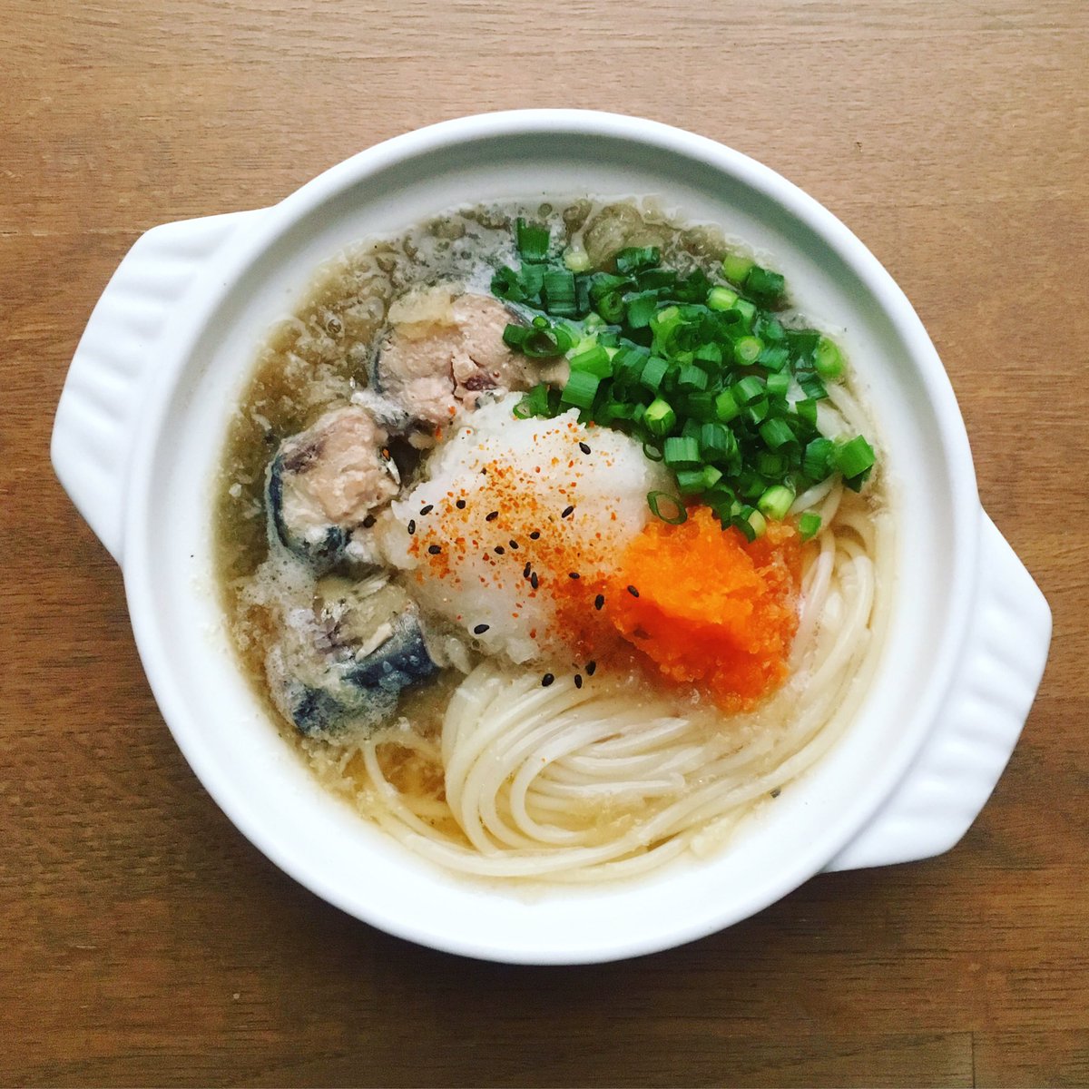 日坂春奈 今日のそうめん 鯖缶のみぞれ鍋焼きにゅうめん 今日もまたまた鍋焼きにゅうめん 冷蔵庫に残ってた人参もすりおろして 鯖缶 大根 人参 青ネギ めんつゆ 醤油 七味唐辛子 そうめん 素麺 手延べそうめん にゅうめん 真砂喜之助製麺所