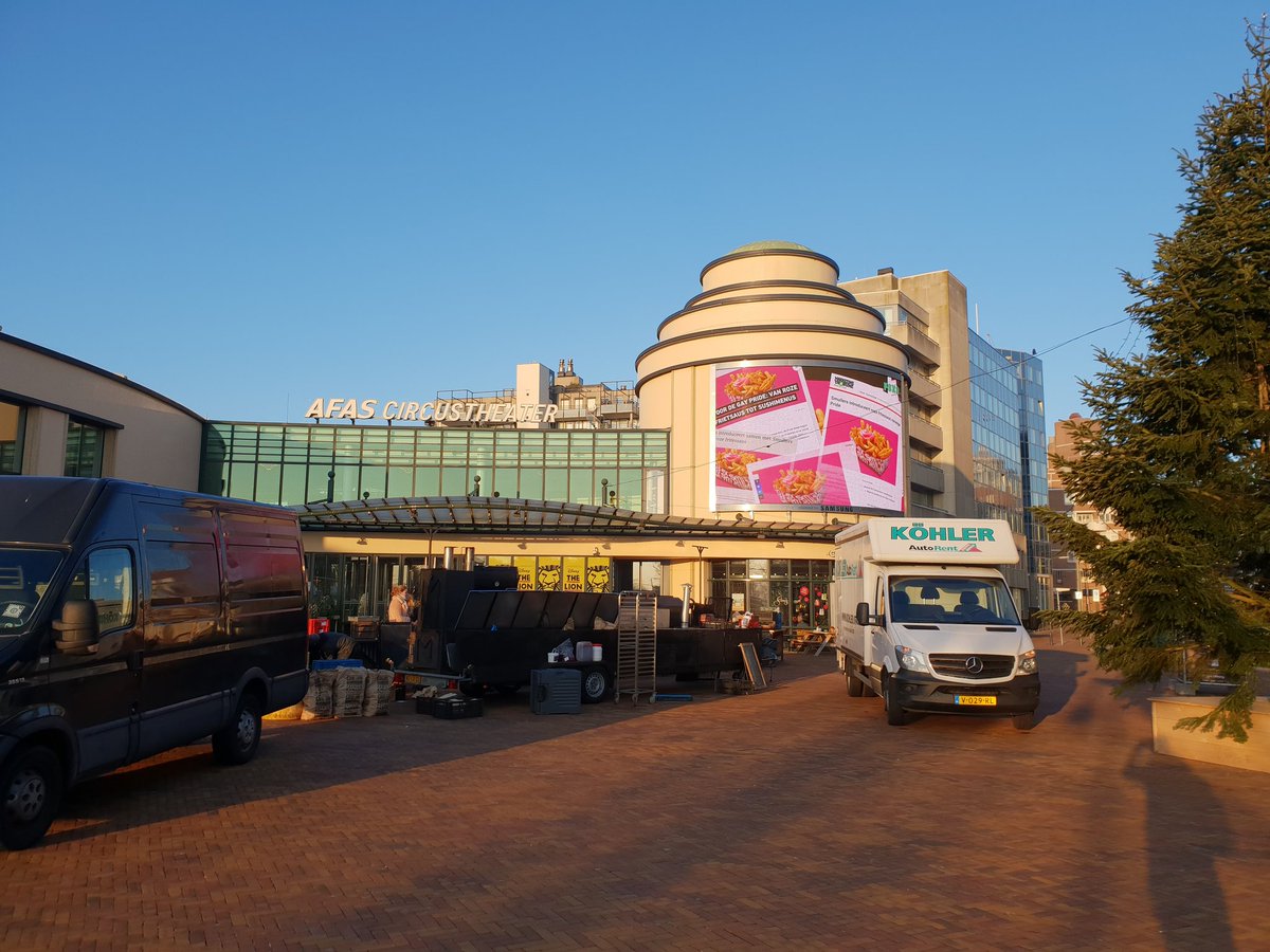 RogerBloem's tweet photo. Het AFAS Circustheater kleurt roze vandaag, want vandaag is de bekendmaking van de Foodservice Marketing Award. #fsxs #Smullers https://t.co/VsLvas8tWz