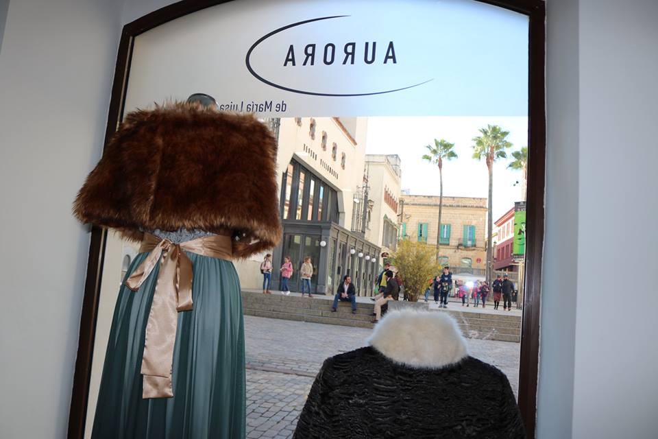 treeJerez's tweet photo. #Rotulación de escaparate en #vinilo de corte. #moda #jerez https://t.co/qOKXwicvO4