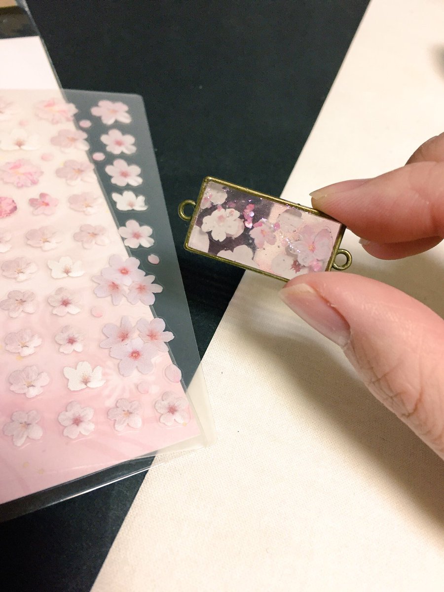 mukimeihakusi's tweet photo. 突発プレゼント！
こちらのツイートをRT＆アカウントフォローで画像のレジンに使える桜シール1枚を抽選で1名様にプレゼント！

期間12/20 24:00まで https://t.co/8kPIYhv5UC