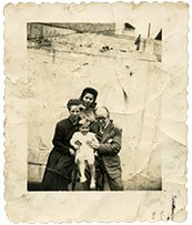 DOCfieldBCN's tweet photo. Vine a veure "Retrat familiar" i "L'empremta de familia" a @palaurobert , dues de les exposicions més visitades de #DOCfieldBCN i que encara pots veure.
https://t.co/Mkbf9DGEcA https://t.co/E0wWQ8mEMS