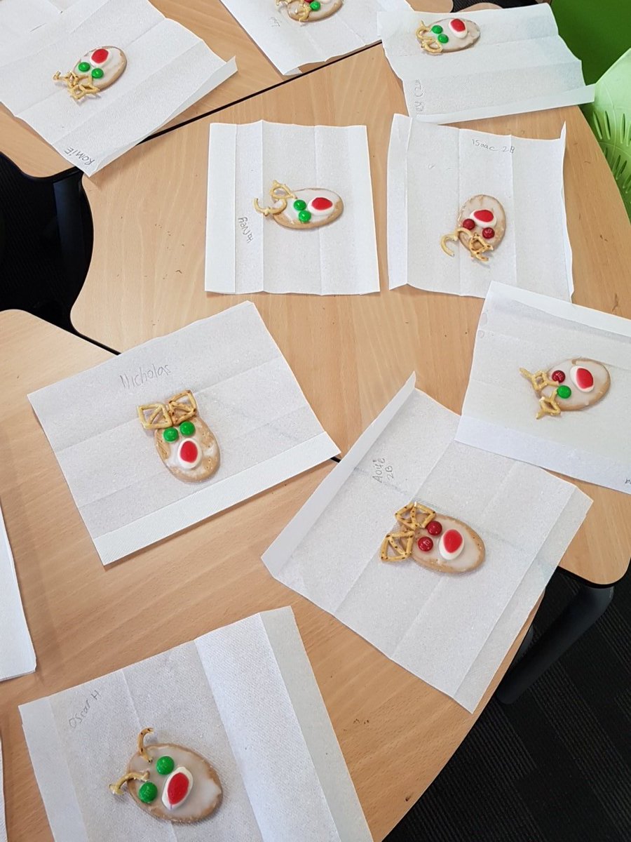 4W_CHM's tweet photo. Following and writing instructions to decorate a Christmas cookie! @Yr2W_CHM @2B_CHM 🎄🎄 https://t.co/bYOI7Mi7gd