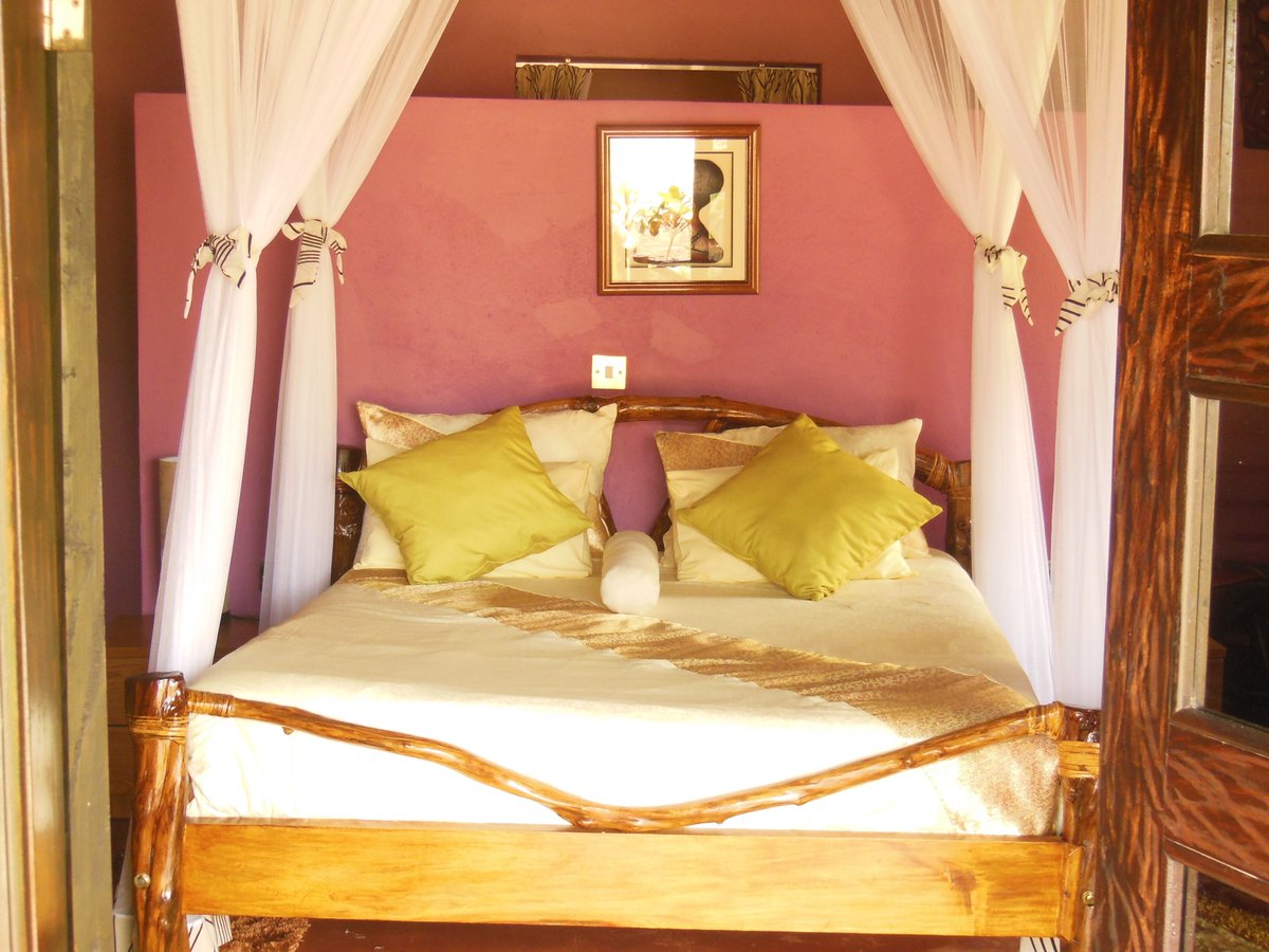 HoimaLodge's tweet photo. Why Travel abroad when you can enjoy 5 star service and supreme comfort in Uganda @HoimaLodge @IsaacOdongoSnr @BreakingNewsUG @genoeric1 
#ThursdayMotivation #Budgetsafaris #Gorillatrekking #Trekking #GorillaTrekkinginUganda 📧bookings@ugandaculturallodges.com ☎️+256704671288/6 https://t.co/LkuUj7lP96