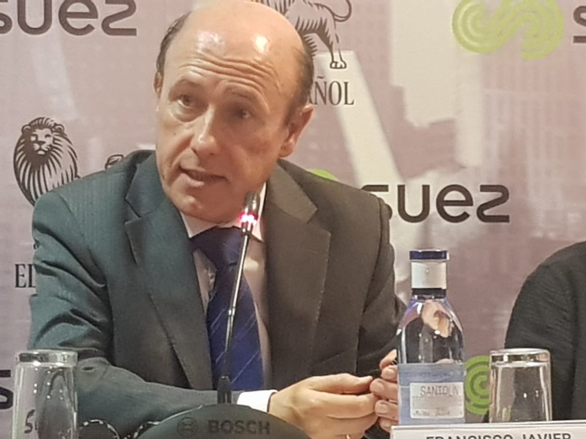 Centrándonos en la parte medioambiental, <a href="/fjgarayoaa/">Javier Garayoa</a> apunta que hay un compromiso enorme desde el COP21, que se materializa a través de las emisiones de bonos verdes, y con los #GreenBondPrinciples, y en Francia ya hay un #EcoLabel que permite homogeneizar el mercado. #rseEE