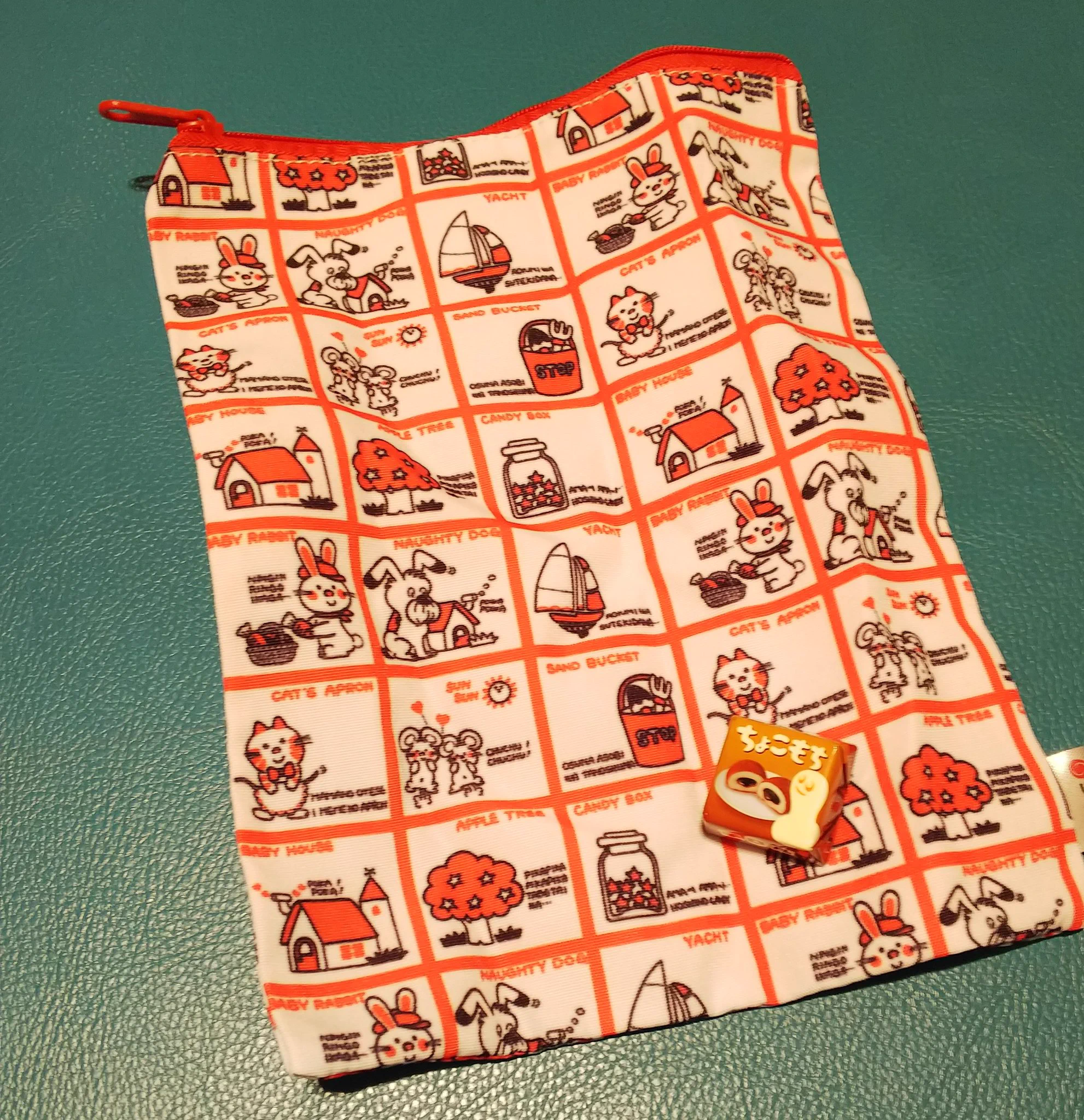 懐かしい包装紙のガチャガチャ！！ポーチになってさらに可愛い！！