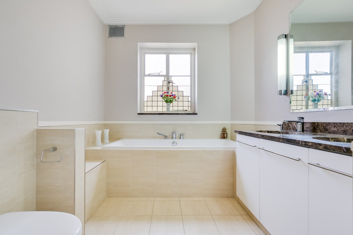 Recently agreed - bright 2 bedroom apartment set within the sought after development of Wildcrfot Manor