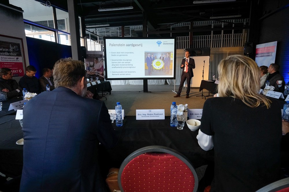 In Zoetermeer gaat de wijk Palenstein van het aardgas af. <a href="/KajsaOllongren/">Kajsa Ollongren</a> krijgt uitleg over de aanpak en de manier waarop bewoners betrokken worden. Palenstein is een van de 27 proeftuinen voor het #aardgasvrij maken van alle woningen.
rijksoverheid.nl/onderwerpen/aa…