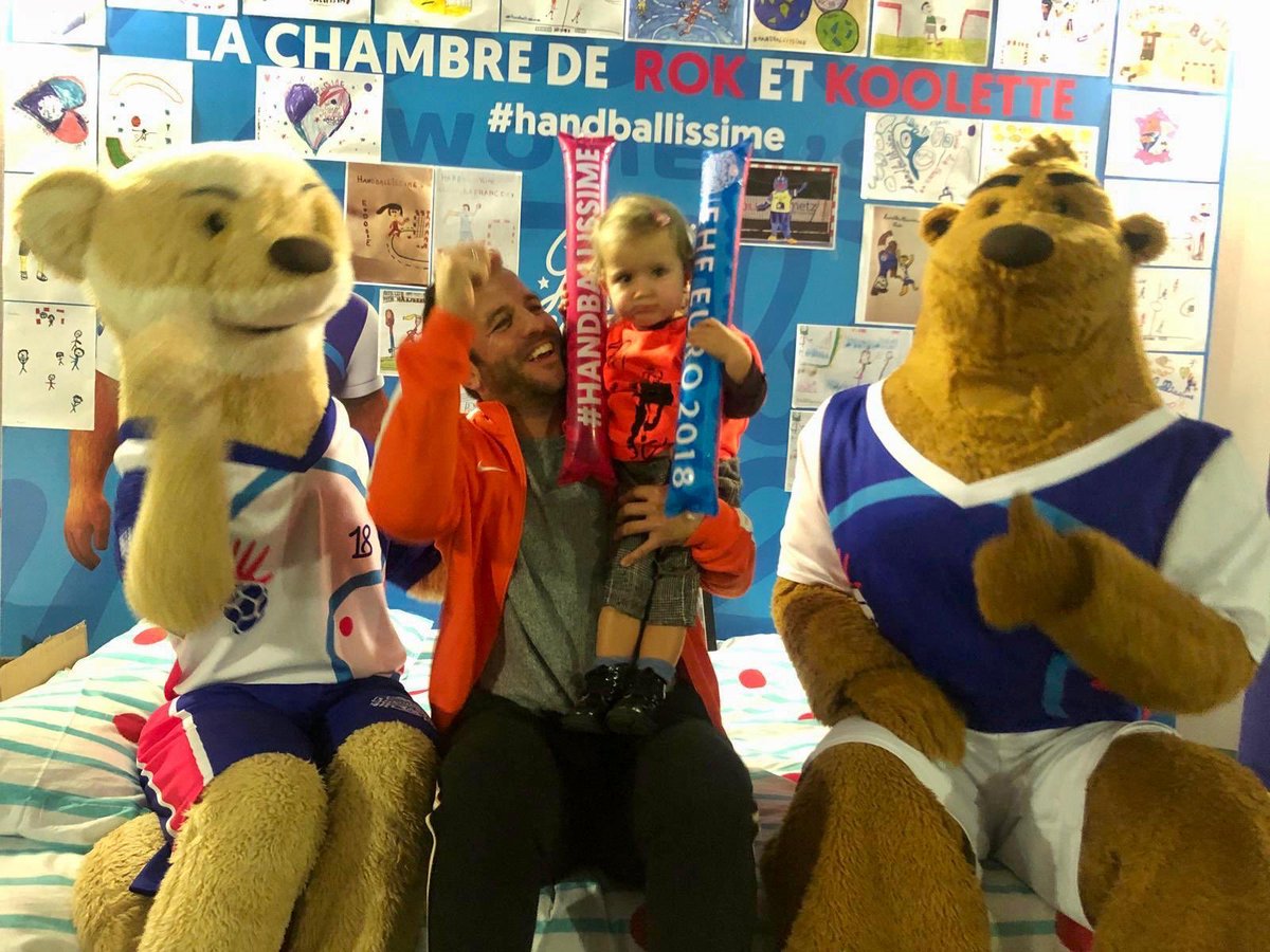 rafvdvaart's tweet photo. Through to the semi-finals Euro Handball Championship. Well done ladies! π³π±π€Ύββ #BiggestFans #TeamNL #FridayNightInParis https://t.co/9t4NLGOnEX
