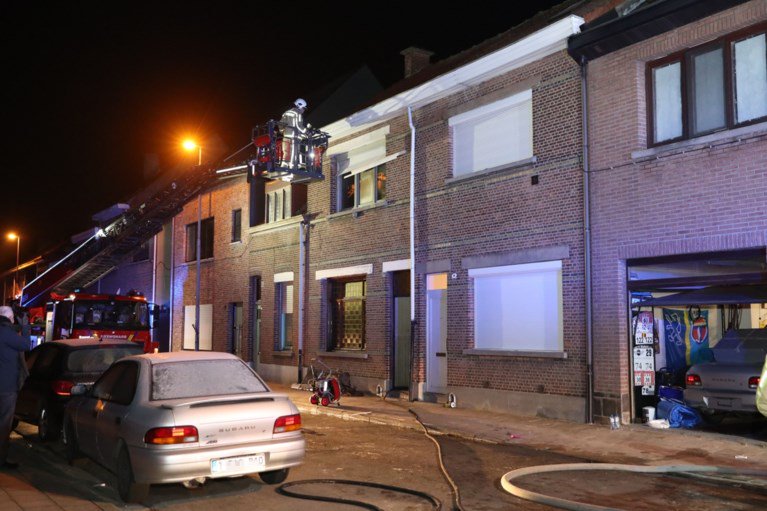 LFBrandveilig's tweet photo. 🔥 Moeder en twee kinderen in levensgevaar na @woningbrand in #hoboken (@Stad_Antwerpen). https://t.co/y94kTiW9H4 Voldoende #rookmelders en een afgesproken #vluchtplan redden levens! https://t.co/7ELPz4ZM7t #LeefBrandveilig https://t.co/TGc2ggHIdt
