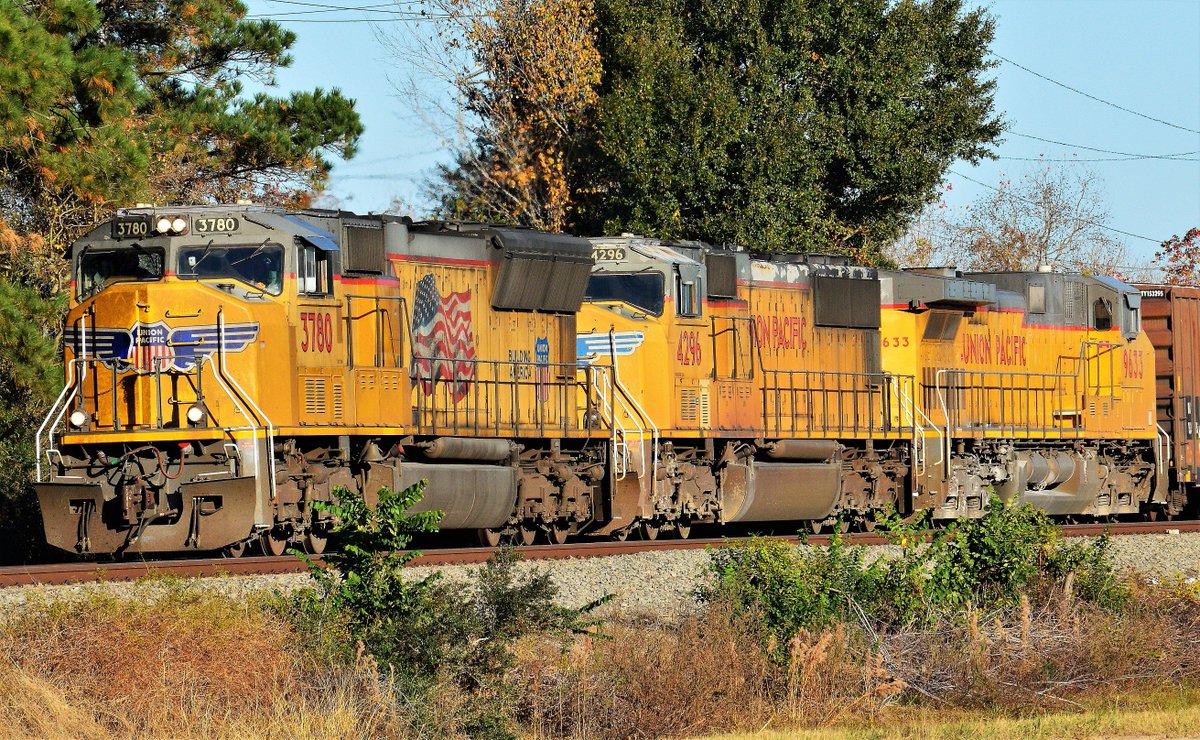 SE_Railfan84's tweet photo. Here we have @UnionPacific Locomotive #UP3780 an EMD-SD70M heading southbound in #Houston #Texas #Train #Trains #UPRR #UnionPacific #FreightTrain #SD70M #Rail #Railroad #Tracks #Railfanning #Railways #USA https://t.co/xBrN1BTGKt