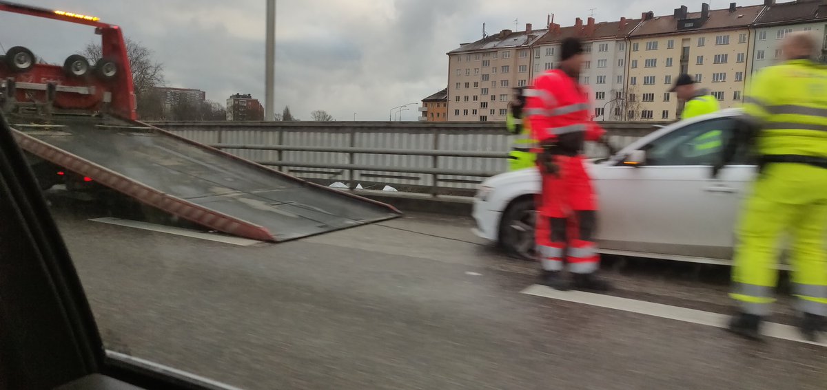 lee_stott's tweet image. Well the E4 in Stockholm does like me.. Flat tyre and super impressed with breakdown service and Road side assistance and ability to get a taxi on a. Motorway to get to a meeting on time #anothermemory