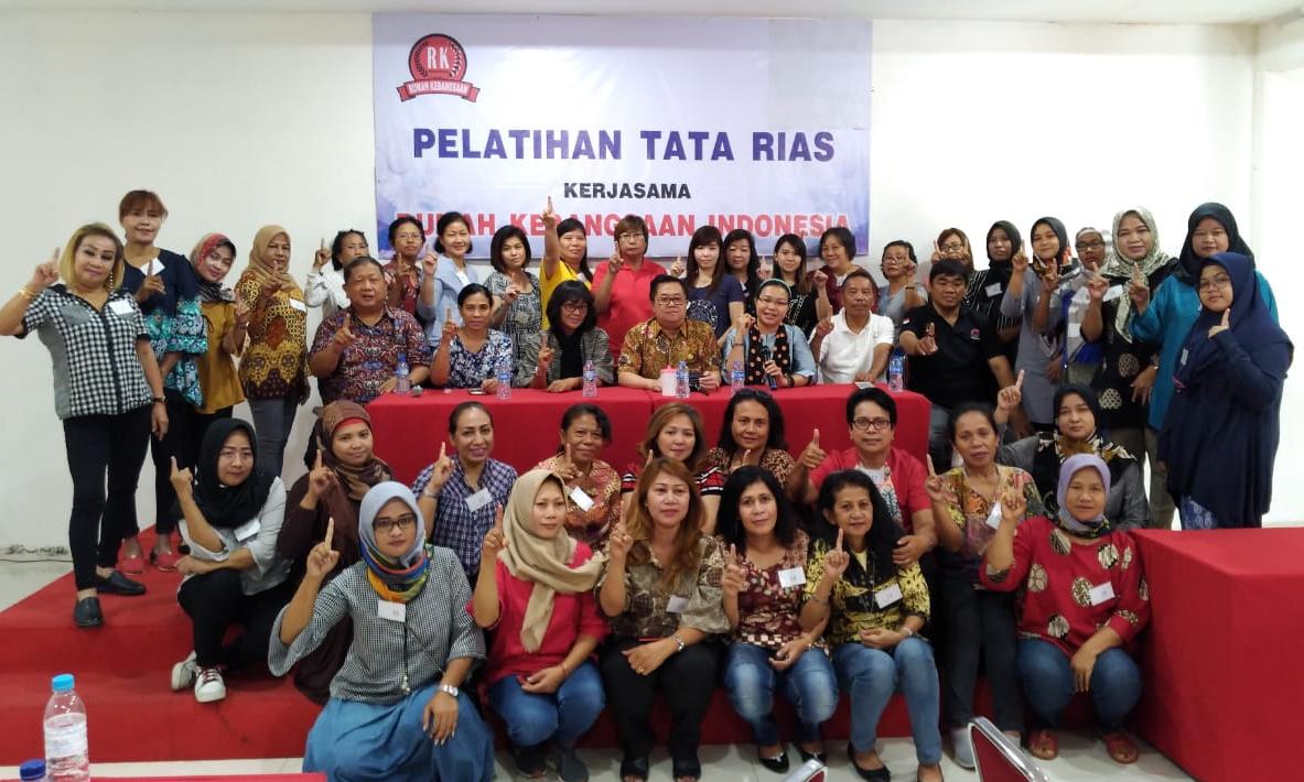 Widwira's tweet photo. @putrabanten80 Itu bukan amplop isi uang tapi kupon untuk konsumsi dan kalender..hati2 yg menyebarkan video dng ditambah argumen sesuai pribadi ingat UU Ite @DuriantoDarmadi tidak pernah mau politik uang, selalu memberikan pancingnya bukan ikannya , prog Tata rias, Umkm basis kinerja https://t.co/SpnXpJlVCc
