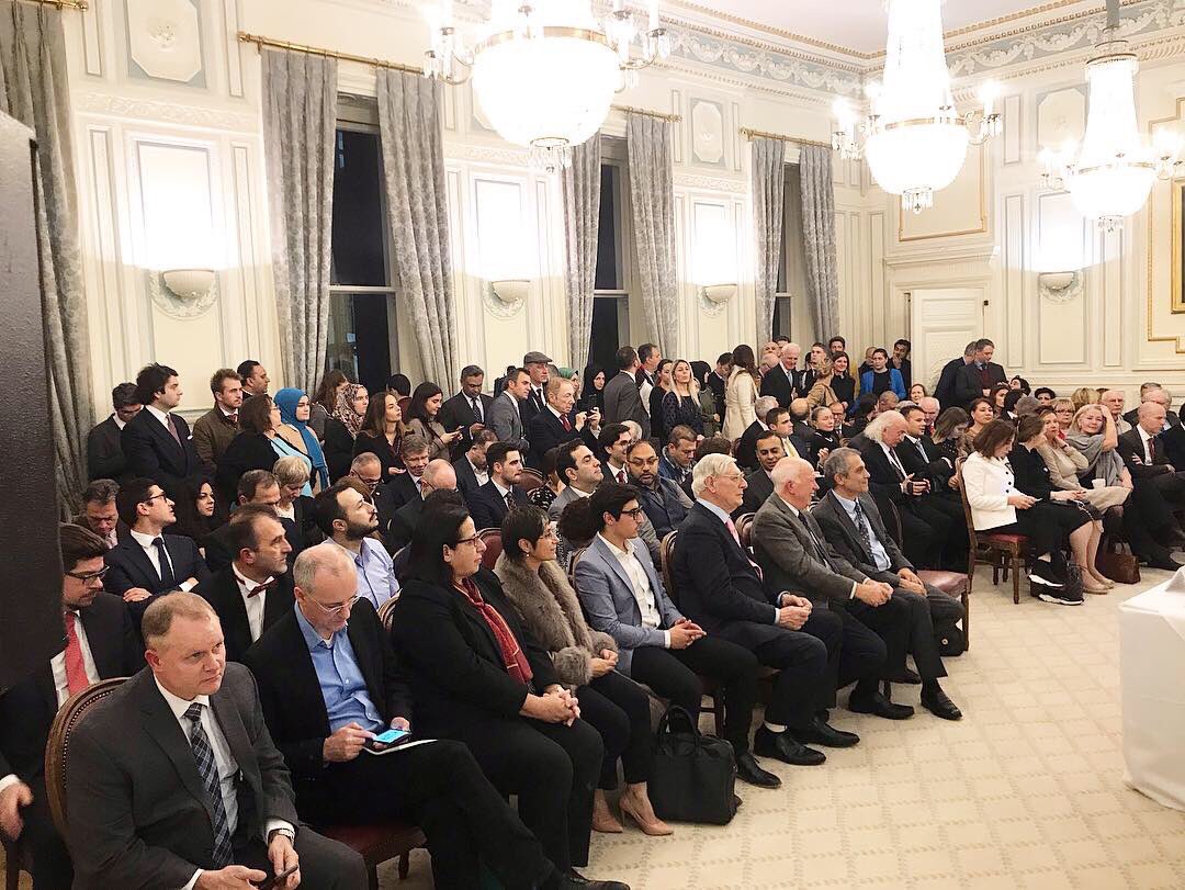 AysegulDogan46's tweet photo. #turkeytoday panellerinin dördüncüsü Londra’da gerçekleşti. “Değişen Ortadoğu’da Türkiye” başlığı altında Cumhurbaşkanımızın Başdanışmanı Prof. Dr. Gülnur Aybet ve Prof. Dr. Hasan Basri Yalçın'ın konuşmaları büyük ilgiyle takip edildi.    @mcihatsezal @Akparti @drbetulsayan https://t.co/97rP5sntod