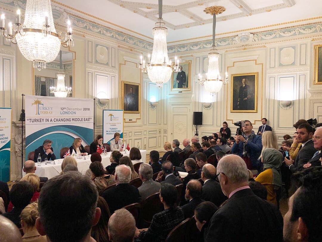 AysegulDogan46's tweet photo. #turkeytoday panellerinin dördüncüsü Londra’da gerçekleşti. “Değişen Ortadoğu’da Türkiye” başlığı altında Cumhurbaşkanımızın Başdanışmanı Prof. Dr. Gülnur Aybet ve Prof. Dr. Hasan Basri Yalçın'ın konuşmaları büyük ilgiyle takip edildi.    @mcihatsezal @Akparti @drbetulsayan https://t.co/97rP5sntod