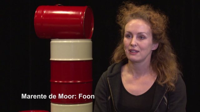 Eenzame mensen, ver van de ontwrichte samenleving die ze zijn ontvlucht, bevolken de nieuwe roman van Marente de Moor. ParmandoTV sprak met haar over dit boek dat genomineerd is voor NRC Boekenwedstrijd 2018. Bekijk het interview bit.ly/2QNI0v9, <a href="/Querido_nl/">Uitgeverij Querido</a> <a href="/NRC_Boeken/">NRC Boeken</a>