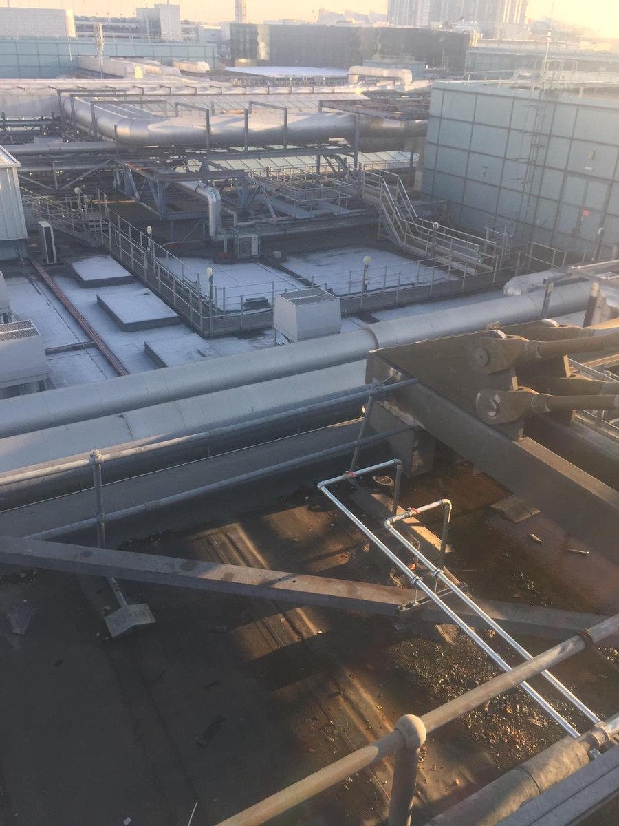 MaxglowLtd's tweet photo. Frosty Roof works this morning at Heathrow #MaxglowLtd https://t.co/fuBvZXXGFK