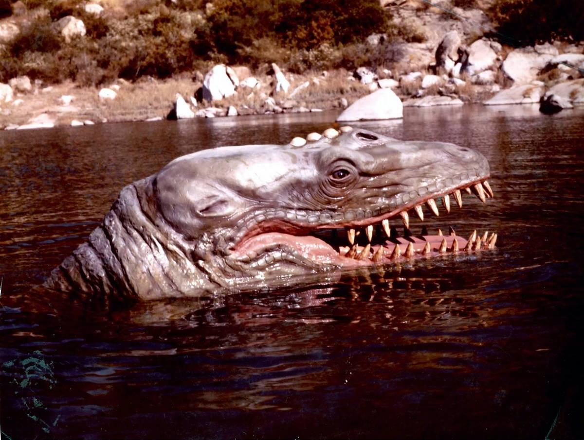 Монстры в озерах. Чудовище озера Крейтер 1977. Лохнесское чудовище. Озеро Бросно чудовище.
