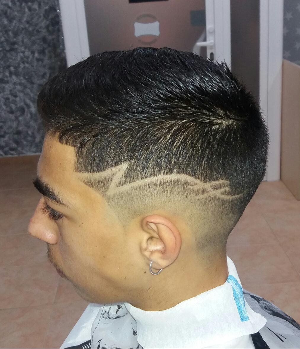 tu_barberia's tweet photo. Buenos días!!!Siempre es un buen día para cortarse el pelo!!Te esperamos para ponerte a punto para estas Navidades con el look que tú quieras!!Corte de pelo por sólo 6€!!C/Mayor n.4(bajo izquierda) #Xirivella #Valencia #BarberShop #TuBarberia #CorteDePelo #Fade #CortePeloDibujo https://t.co/En1O3ZST3q