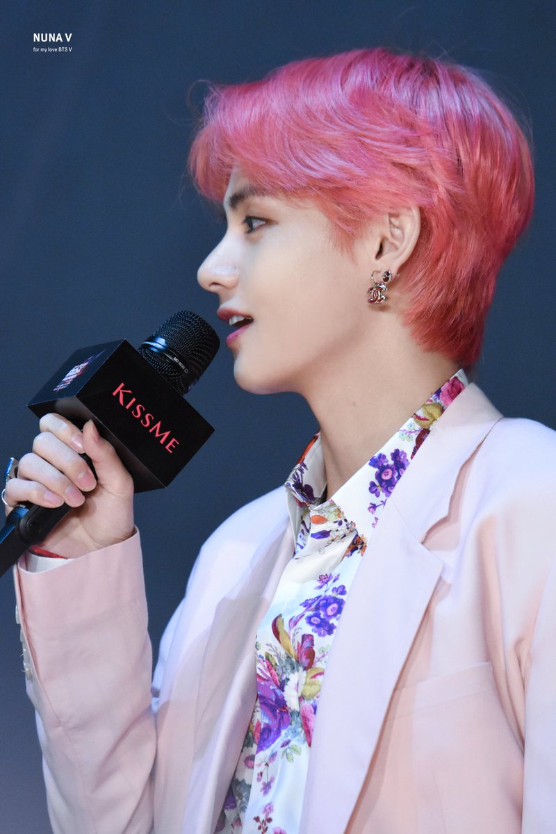 _nuna_V's tweet photo. [HQ] 181212 MAMA JAPAN RED CARPET
마이크 꼬옥~
#이삐사진전 #태형 #뷔 #V #taehyung #BTS @BTS_twt https://t.co/xsoDadx9wj
