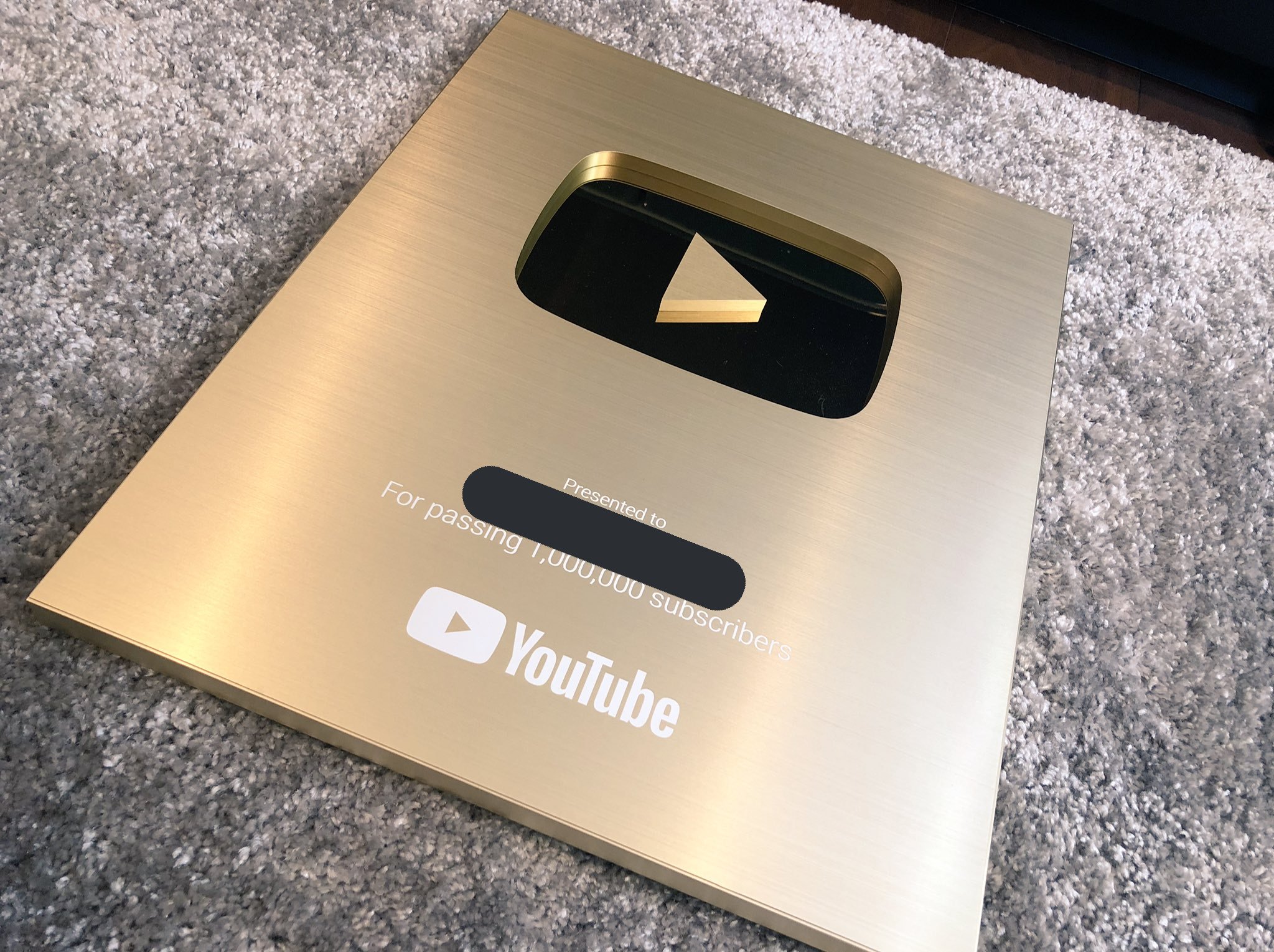 らいち Pa Twitter Youtubeの金の盾って変わったの 昨日のyoutubeファンフェス見て思ったけど 何回か変わってきたけど 今回のは変わりすぎw 1枚目新しいの 2枚目古いやつ T Co L3xpgqjp7f Twitter