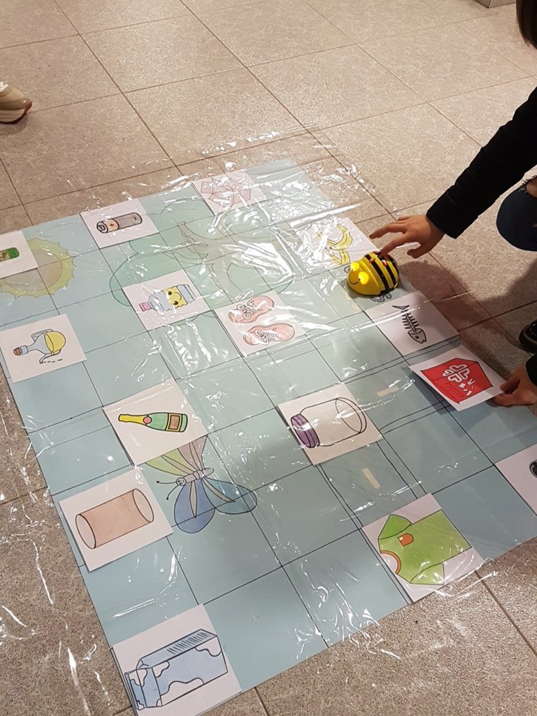 Por fin hemos jugado con el Bee Bot y nuestro tablero!!!! #MI1013A