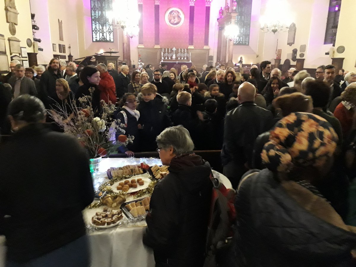 TheCGCA's tweet photo. Lovely evening at our annual carols and reception.  Over 250 people squeezed into St. Paul's.  Thank you to everyone who organised, performed, took part and came.  We are so lucky to live in this dynamic neighbourhood, and to have a strong community at its core.  Happy Christmas! https://t.co/SxvRskI1Tv