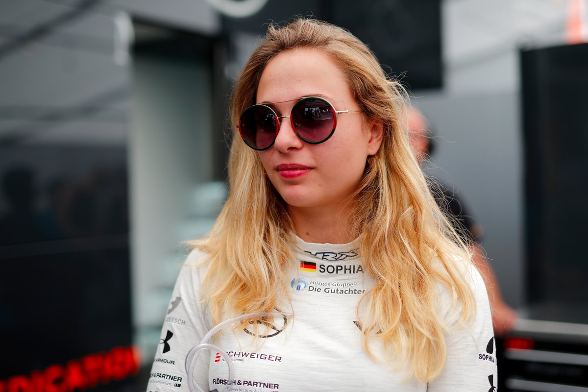 FormulaRapidaEN's tweet image. Sophia Floersch will return to competitive racing in 2019 with Van Amersfoort Racing in #DTM&apos;s Formula European Masters #F3 series: bit.ly/2QOCDvD #FormulaEM